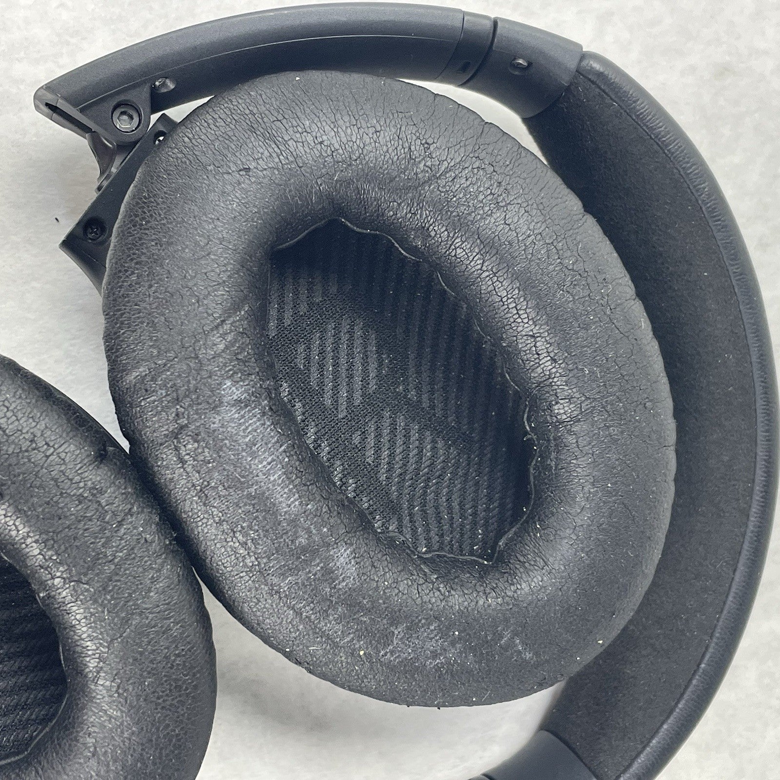 Bose QuietComfort 35 First Gen Wireless Bluetooth Noise Cancelling Headphones4