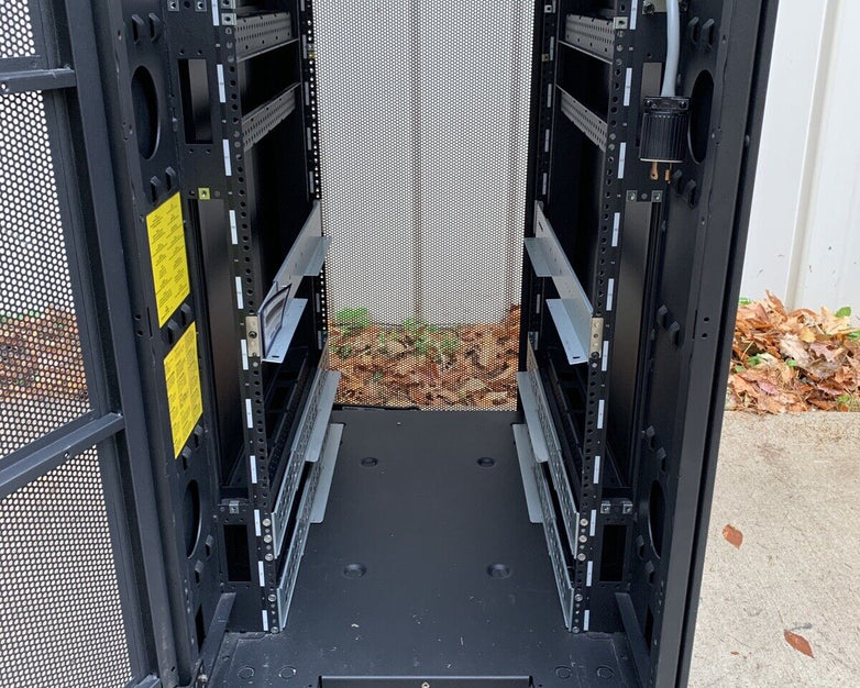 IBM NetBAY 9308 42U Enterprise Server Cabinet Rack 42S w/ Keys and Side Panels