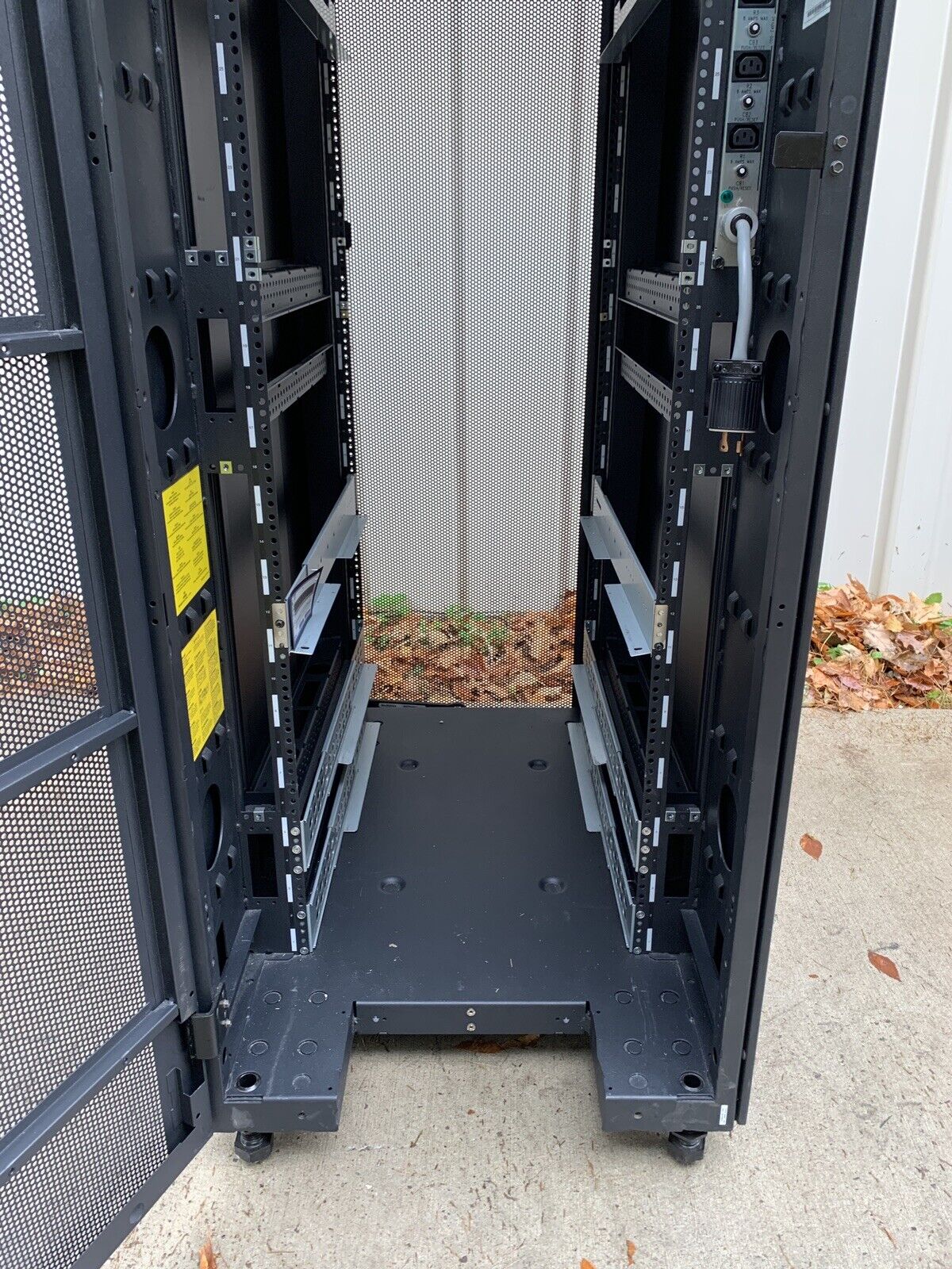 IBM NetBAY 9308 42U Enterprise Server Cabinet Rack 42S w/ Keys and Side Panels
