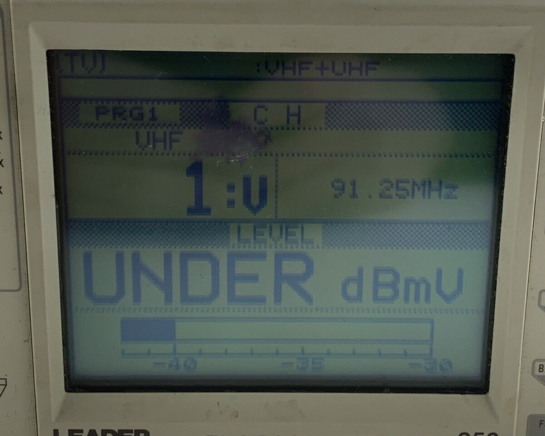 Leader 952 TV Satellite Signal Level Meter Powers On Screen Bleeding W/ Case
