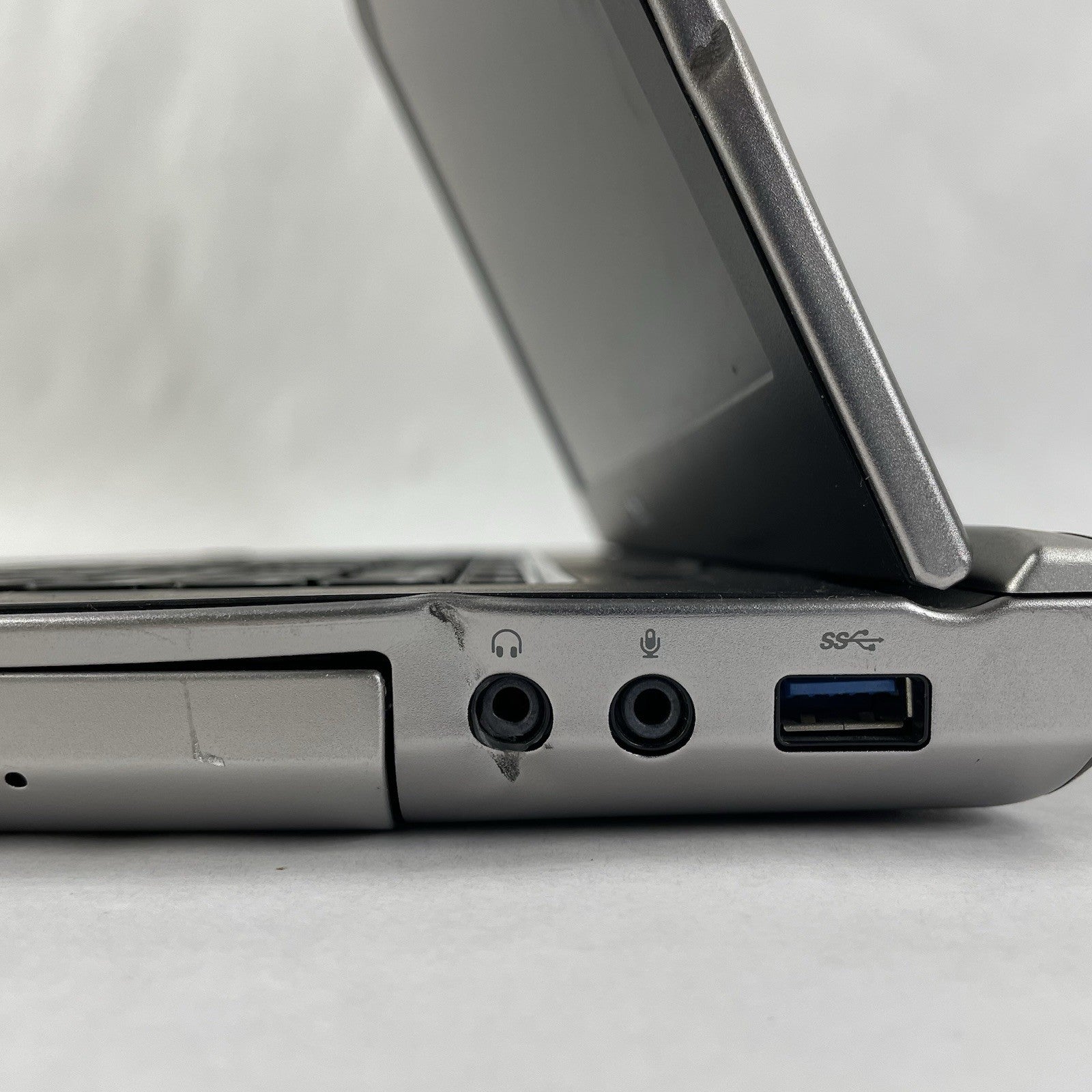 Dell Vostro 3550 15.6" i3-2310M 2.10 GHz 4 GB RAM No SSD/OS/AC/Battery - Dents7