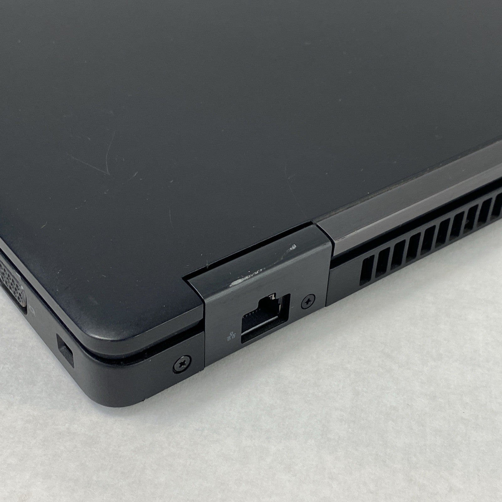 Dell Latitude 5590 Intel Core i5-7300U 2.60 GHz 8 GB RAM 15.6" No HDD No OS