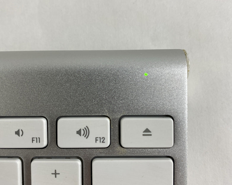 Apple A1314 Wireless Keyboard Power Tested No Mouse No Batteries