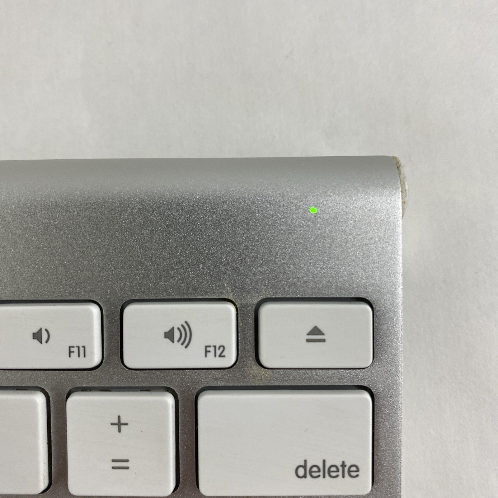 Apple A1314 Wireless Keyboard Power Tested No Mouse No Batteries9