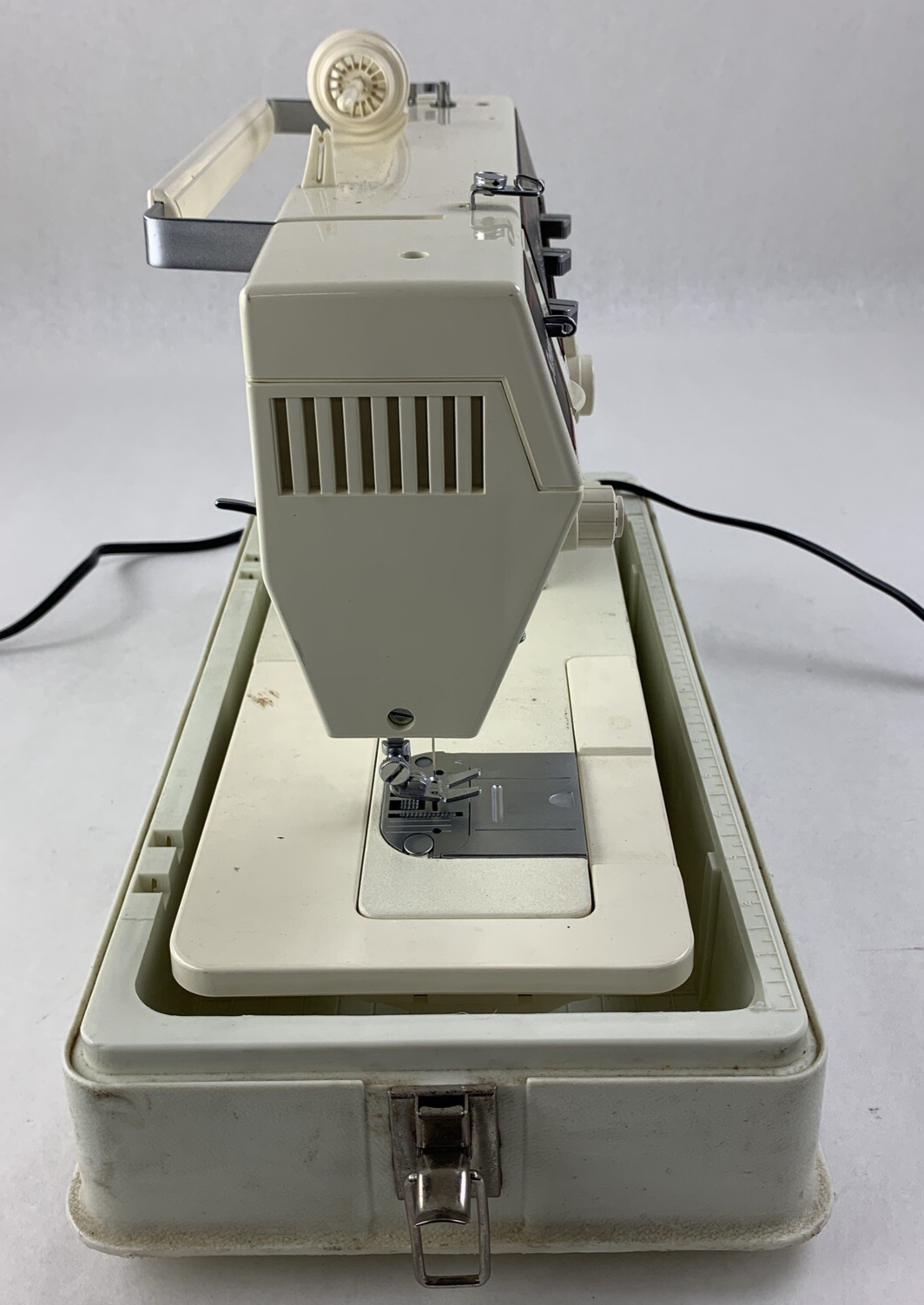 Singer Sonata 6610 Sewing Machine Powers and Runs w/ Cover Case and Manual