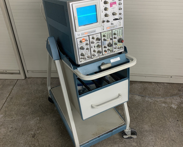 Tektronix 7904 Oscilloscope W/ 7A22 7A26 7B85 7B53A Module Cards and 204-2 Cart