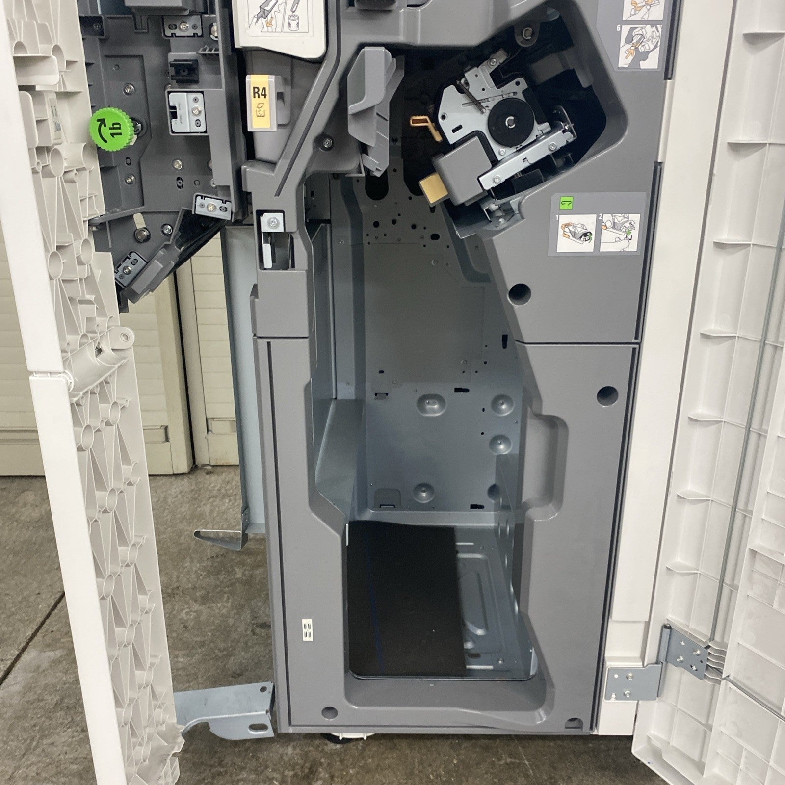 Xerox A-FN07 Professional Finisher Booklet Maker7