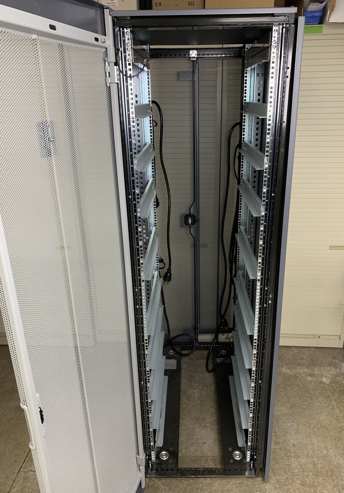 NETAPP NAC-0501 Server Rack Cabinet Unlocked No Keys