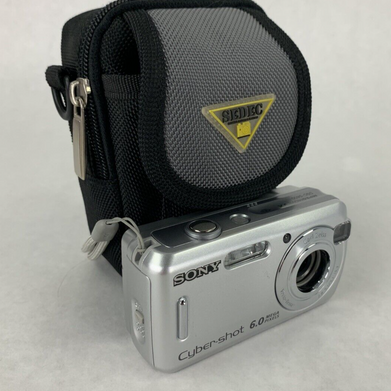Sony DSC-S600 Cyber Shot 6.0 MP Digital Camera w/ Case No Power Parts and Repair