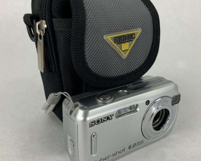Sony DSC-S600 Cyber Shot 6.0 MP Digital Camera w/ Case No Power Parts and Repair