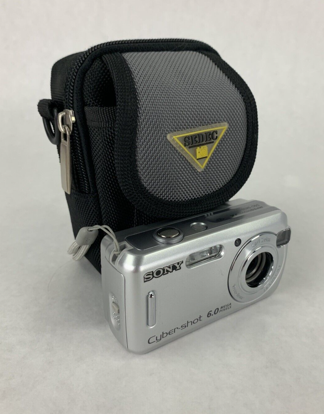 Sony DSC-S600 Cyber Shot 6.0 MP Digital Camera w/ Case No Power Parts and Repair