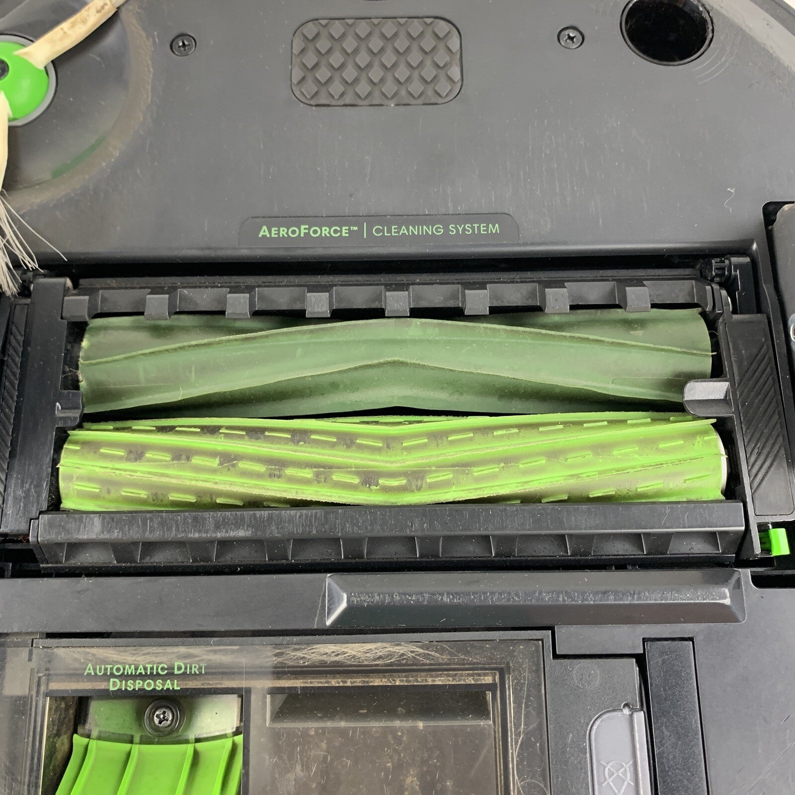 iRobot Roomba i1 Robot Vacuum Powers on For Parts and Repair