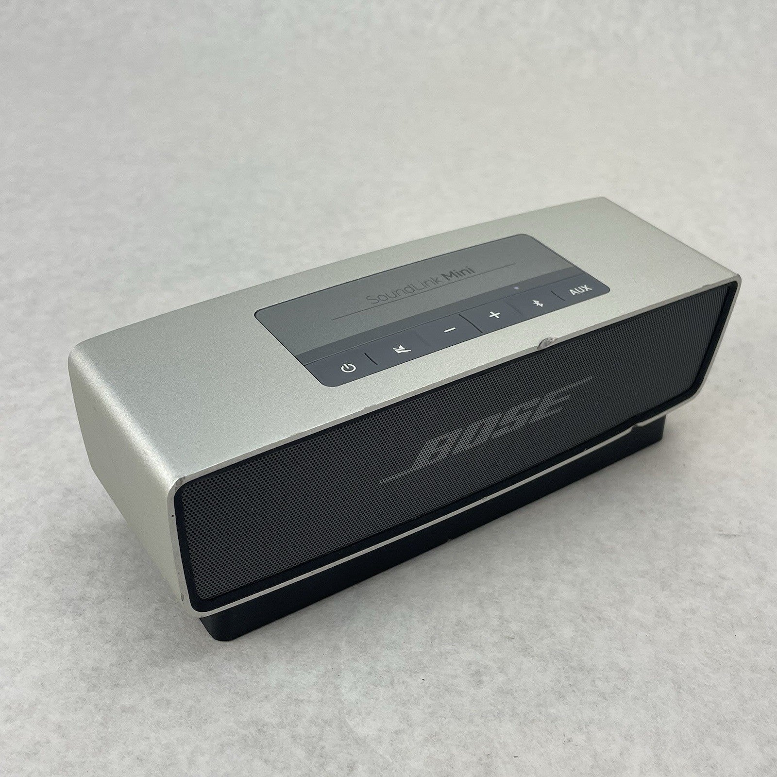 Bose 413295 SoundLink Portable Bluetooth Speaker Silver and Cradle No Power Cord1