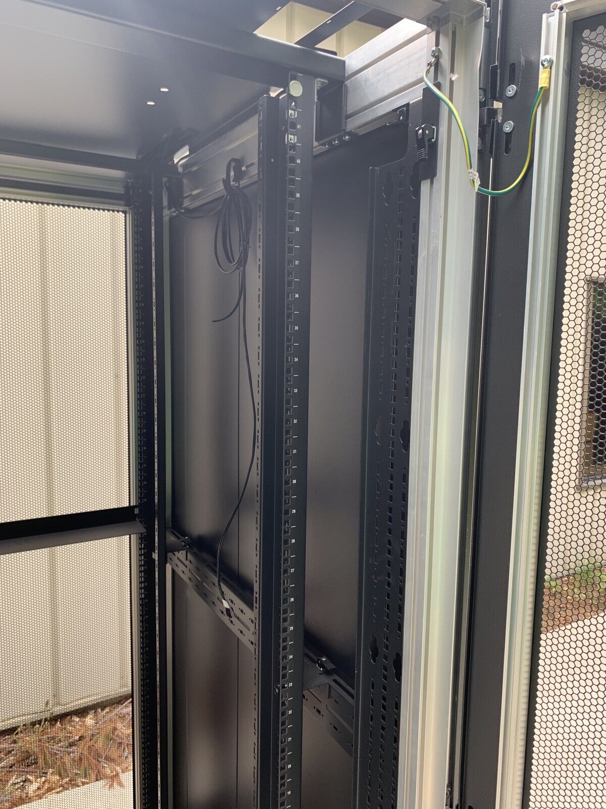 Emerson Knurr DCM Server Rack 42U 78"-48"-28"