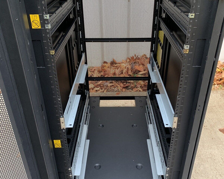 IBM NetBAY 9308 42U Enterprise Server Cabinet Rack 42S w/ Keys and Side Panels