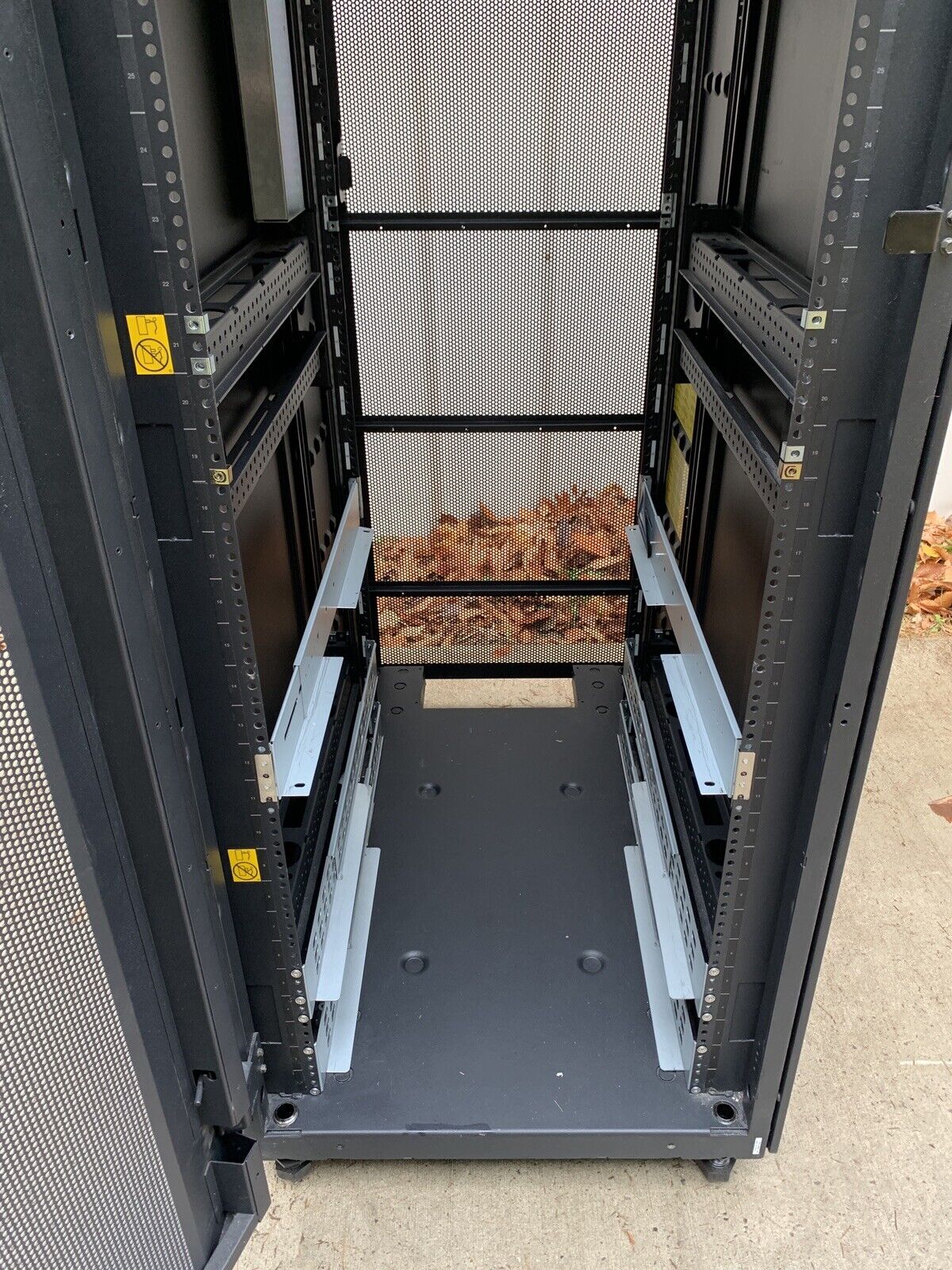 IBM NetBAY 9308 42U Enterprise Server Cabinet Rack 42S w/ Keys and Side Panels