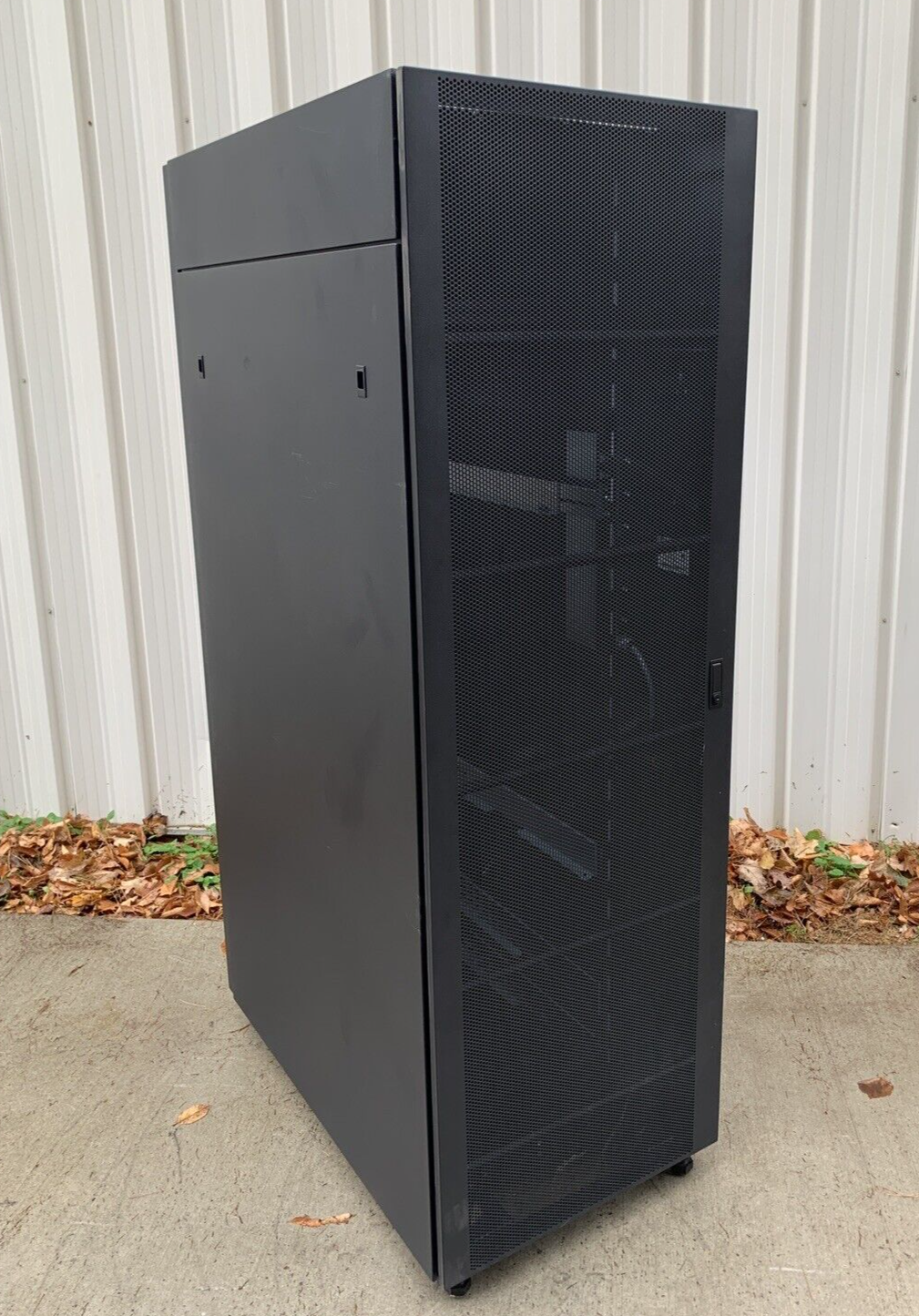 IBM NetBAY 9308 42U Enterprise Server Cabinet Rack 42S w/ Keys and Side Panels