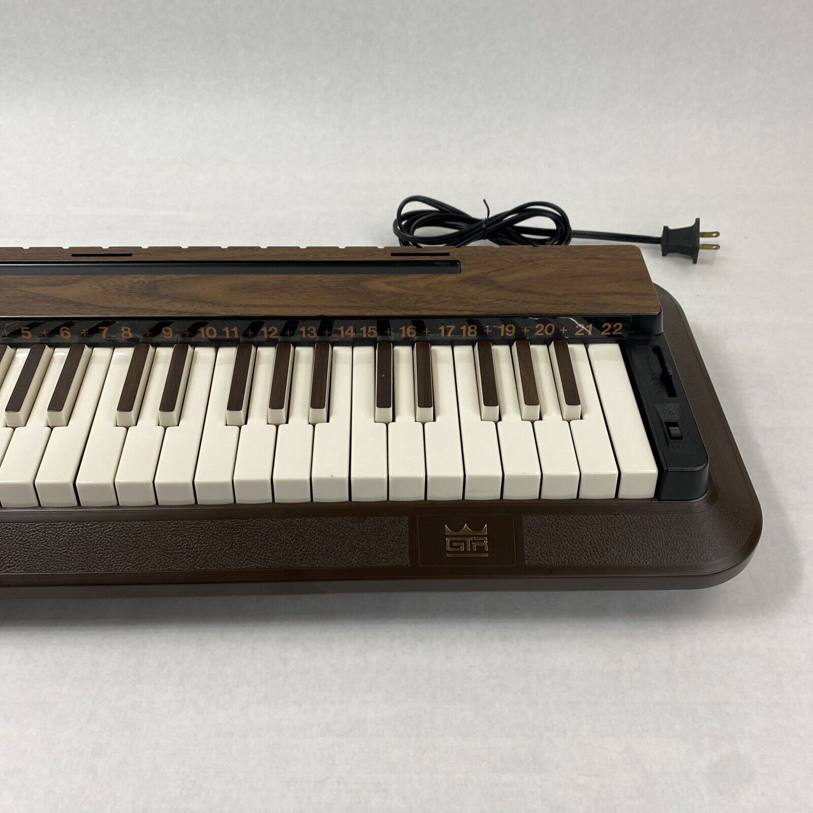 Vintage GTR 3751 16 Chord 3 Octave Electric Organ