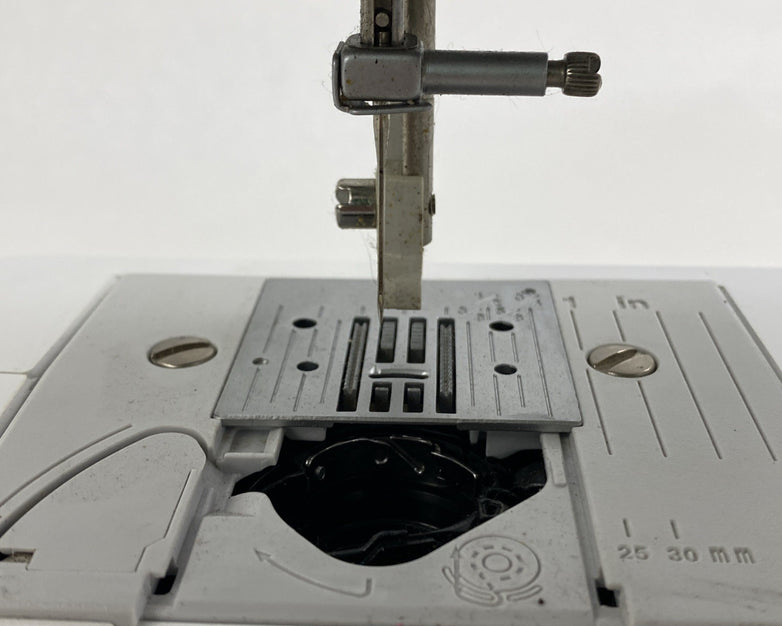 Brother LX3817 Sewing Machine No Foot Pedal No Power Cord parts or Repair