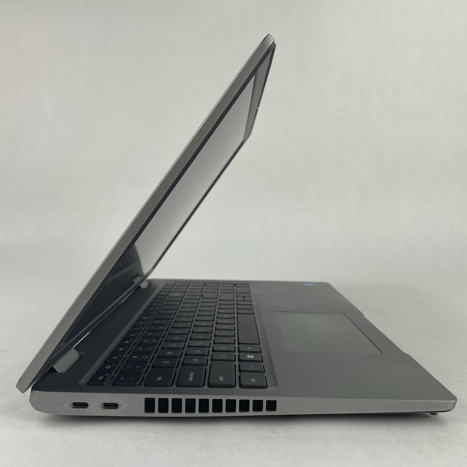 Dell Latitude 5530 15.6" i5-1235U 3.96GHz 8GB RAM No SSD/OS/AC - Scratched Paint5