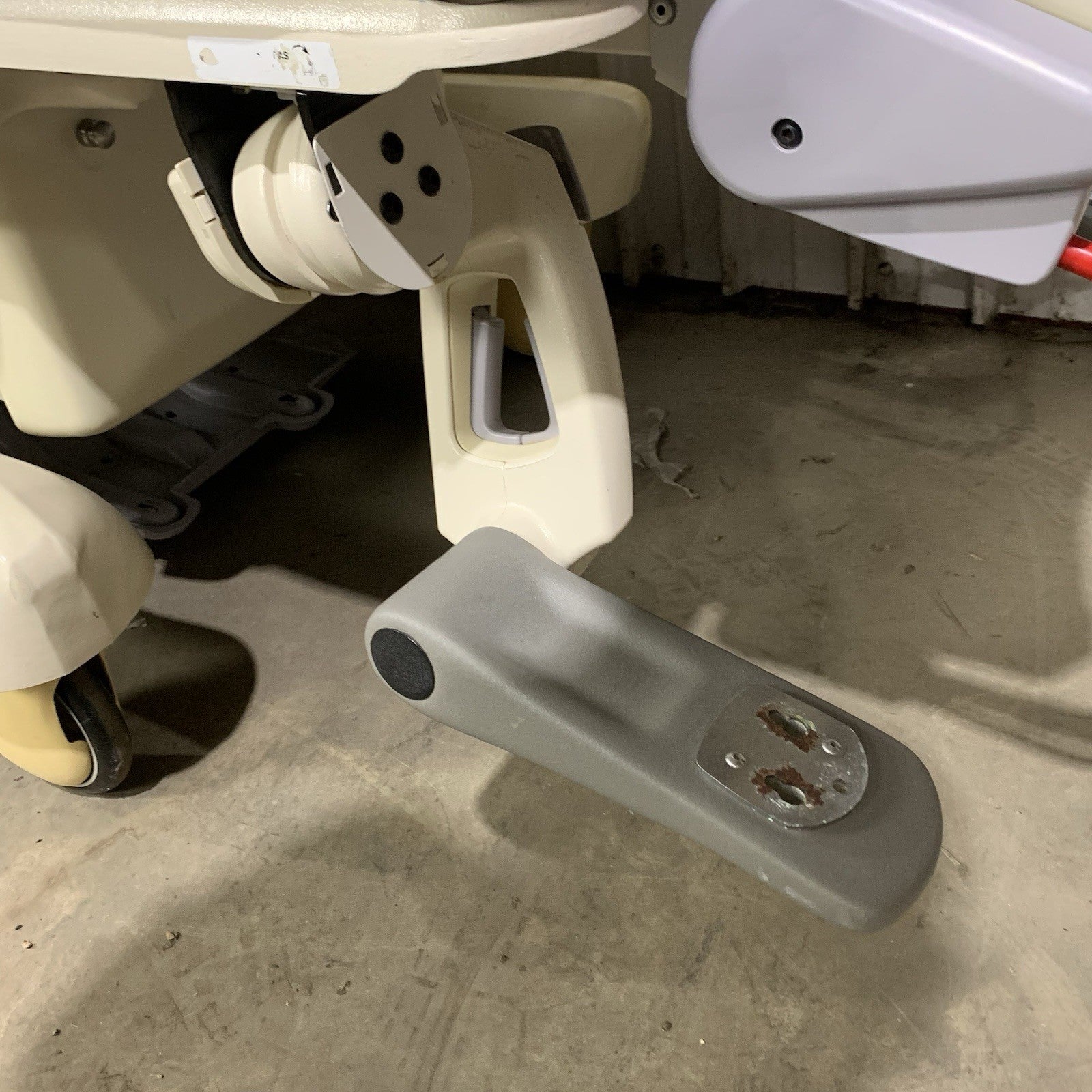 Stryker LD304 Birthing Bed Powers and Lifts Torso Hydraulic Stuck5