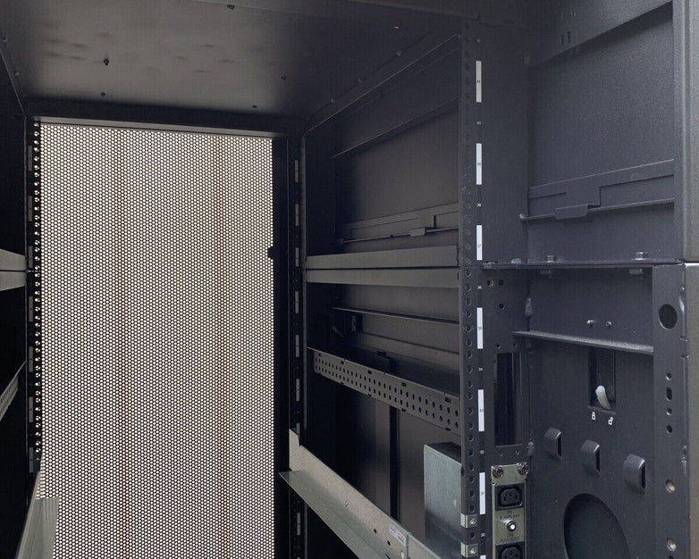IBM NetBAY 9308 42U Enterprise Server Cabinet Rack 42S w/ Keys and Side Panels