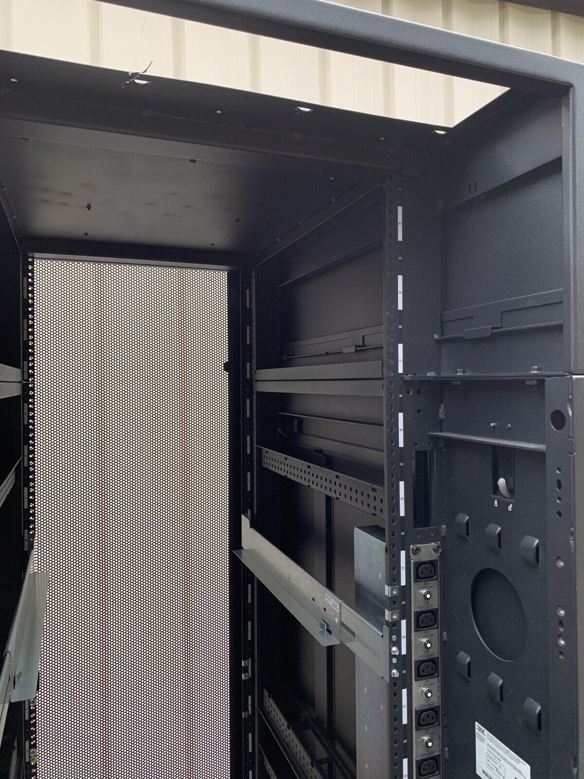 IBM NetBAY 9308 42U Enterprise Server Cabinet Rack 42S w/ Keys and Side Panels