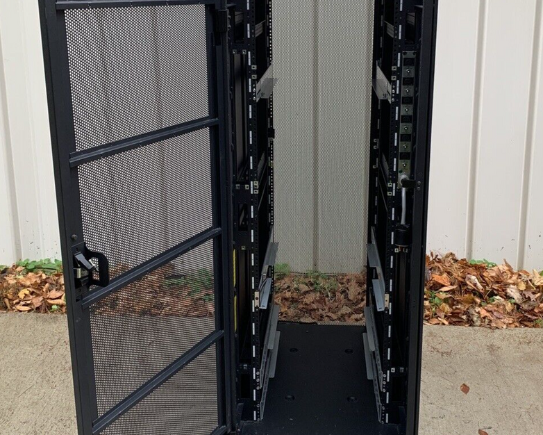 IBM NetBAY 9308 42U Enterprise Server Cabinet Rack 42S w/ Keys and Side Panels