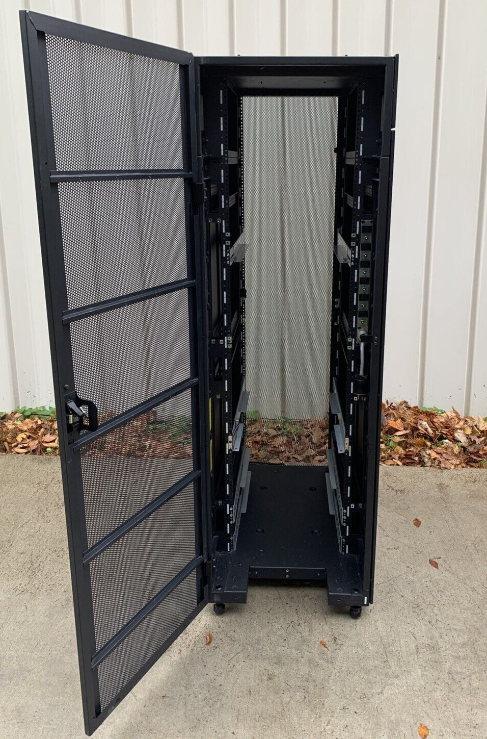 IBM NetBAY 9308 42U Enterprise Server Cabinet Rack 42S w/ Keys and Side Panels