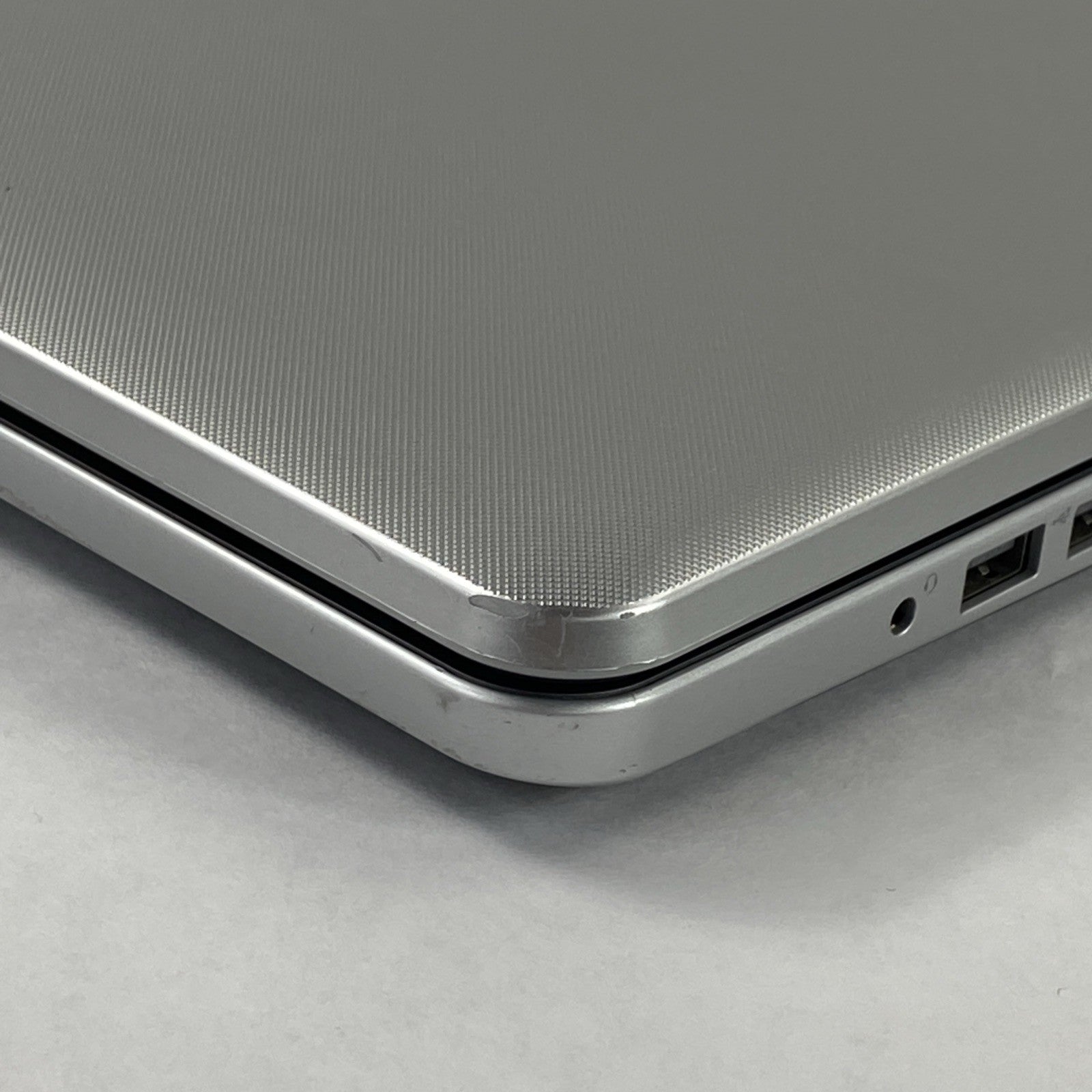 Dell Inspiron 5759 Core i5-6200U 2.3GHz 8GB RAM 17.3" No Battery No HDD No OS