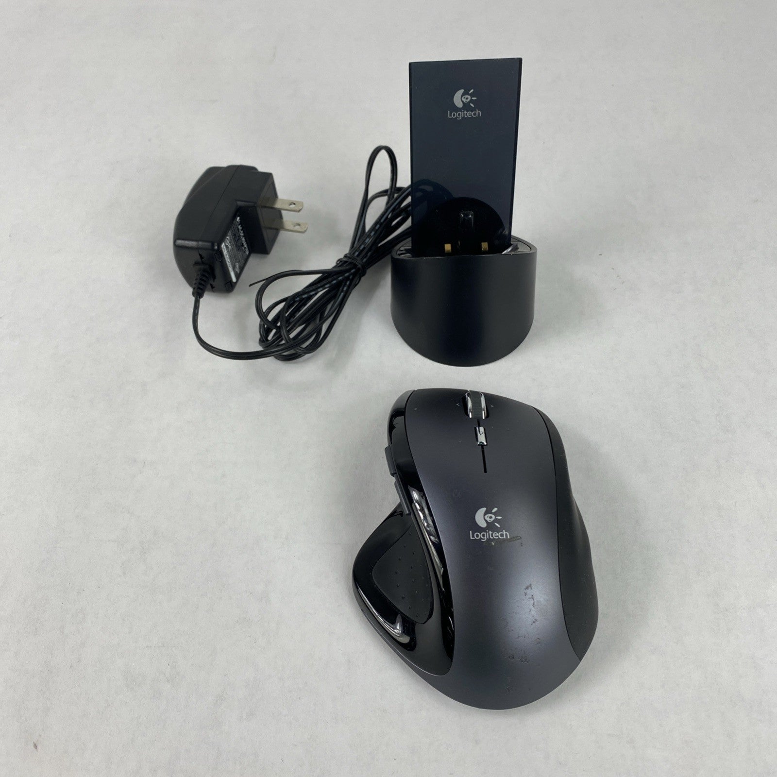 Logitech M-RBQ124 Wireless Mouse w/ Charging Station Untested2