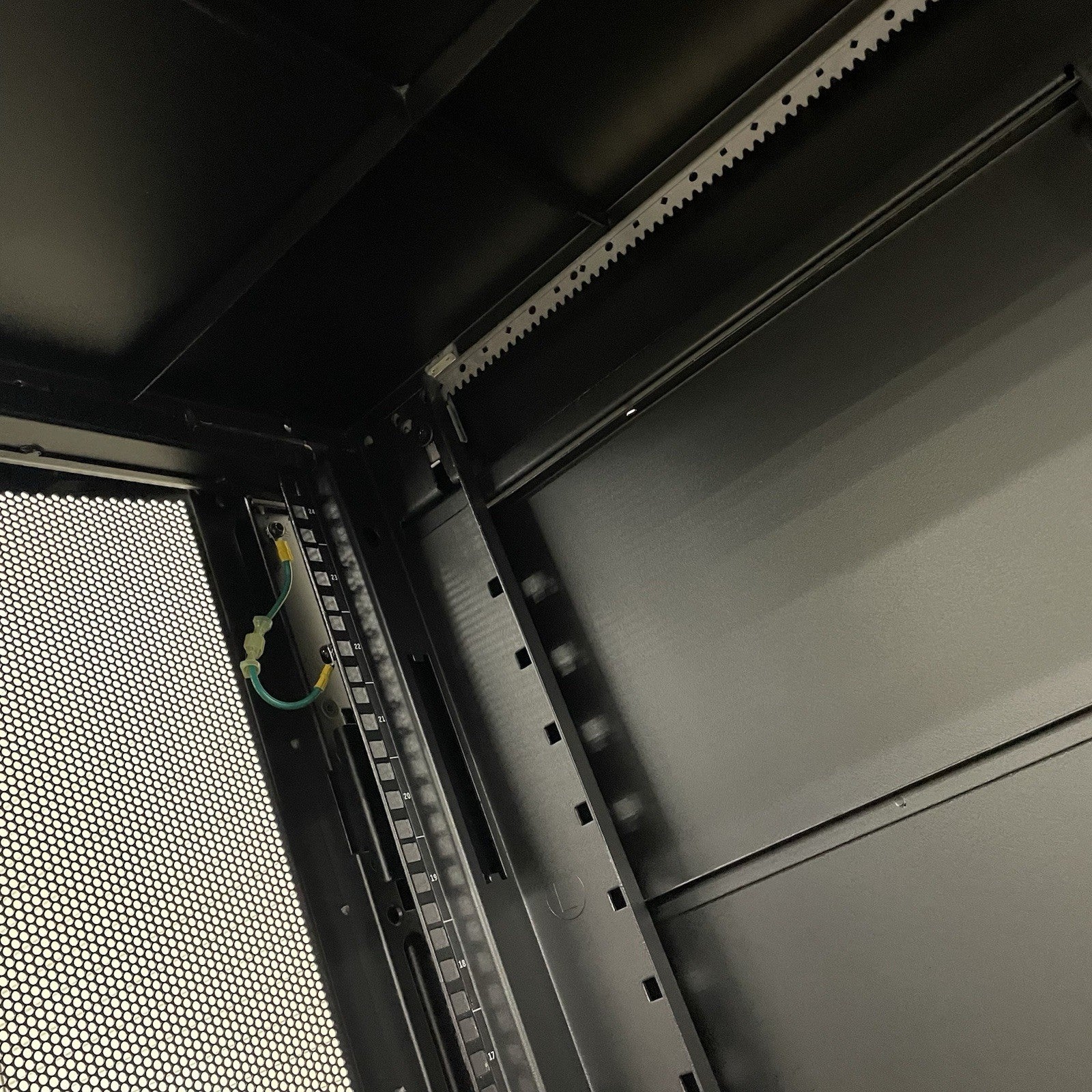APC AR3104 Server Rack Enclosure w/ Keys6