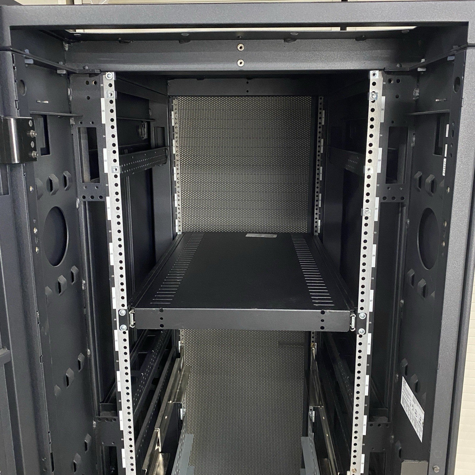 IBM 7014-T00 Enterprise 19" Rack Enclosure No Keys10