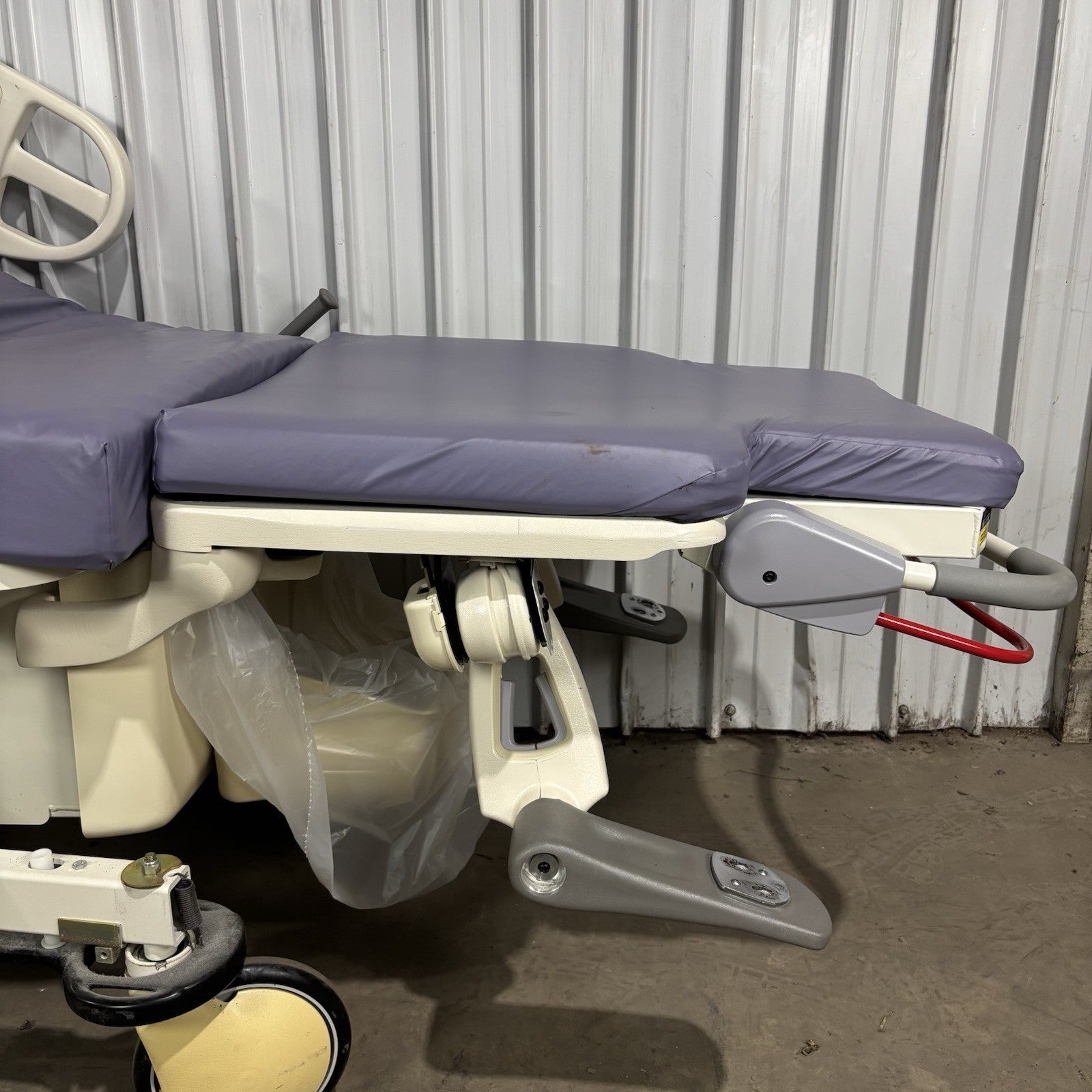 Stryker LD304 Birthing Bed Powers and Lifts Torso Hydraulic Stuck