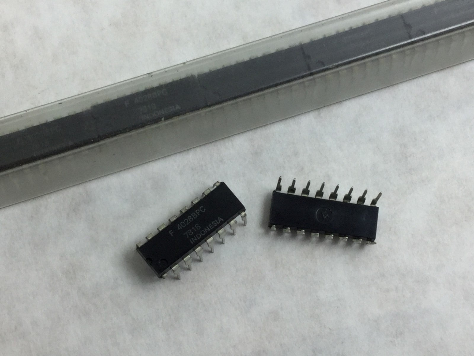 Fairchild 4028BPC Integrated Circuit   16 Pin  Lot of 23