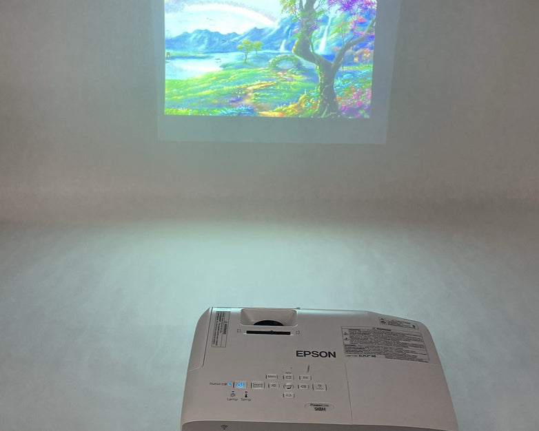 Epson H687A White Portable 100-240V 3LCD LCD (456 Lamp Hours)