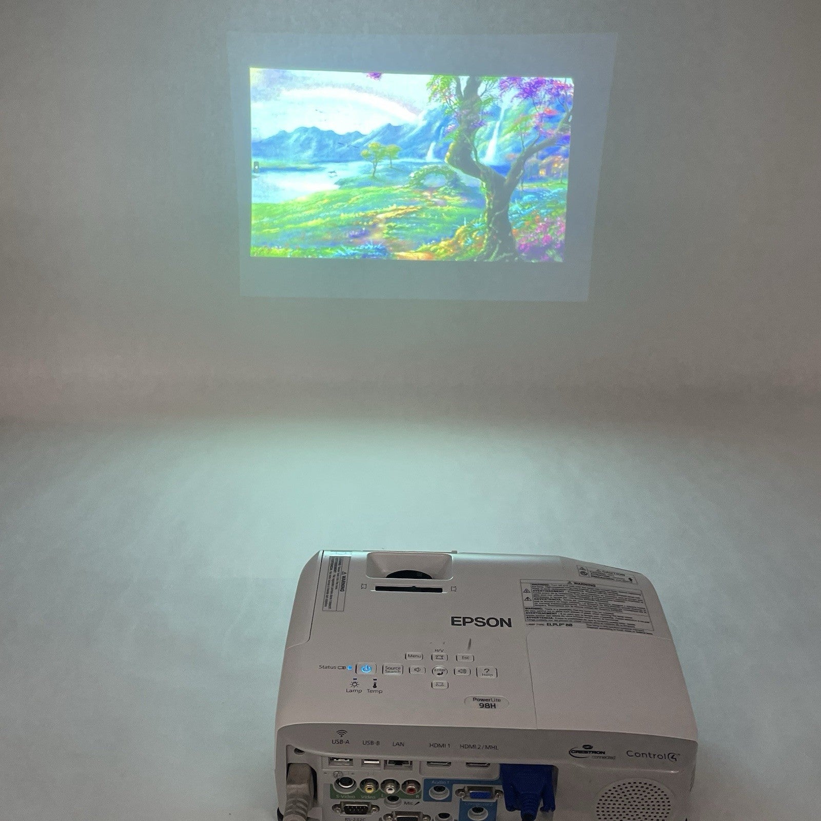 Epson H687A White Portable 100-240V 3LCD LCD (456 Lamp Hours)