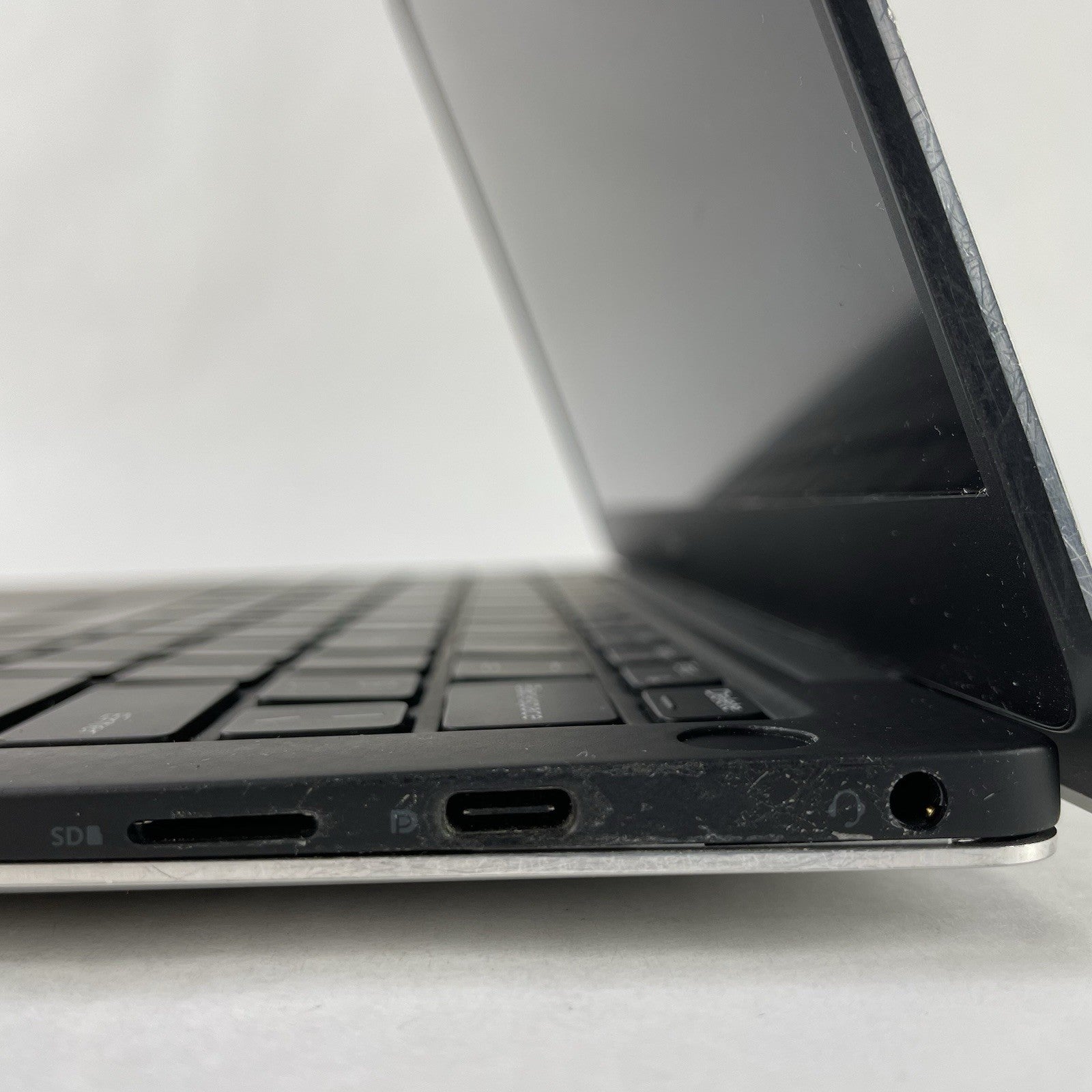 Dell XPS 13 9380 13.3" i7-8565U 1.80GHz 16GB RAM No SSD No OS No Batt Bad Corner7