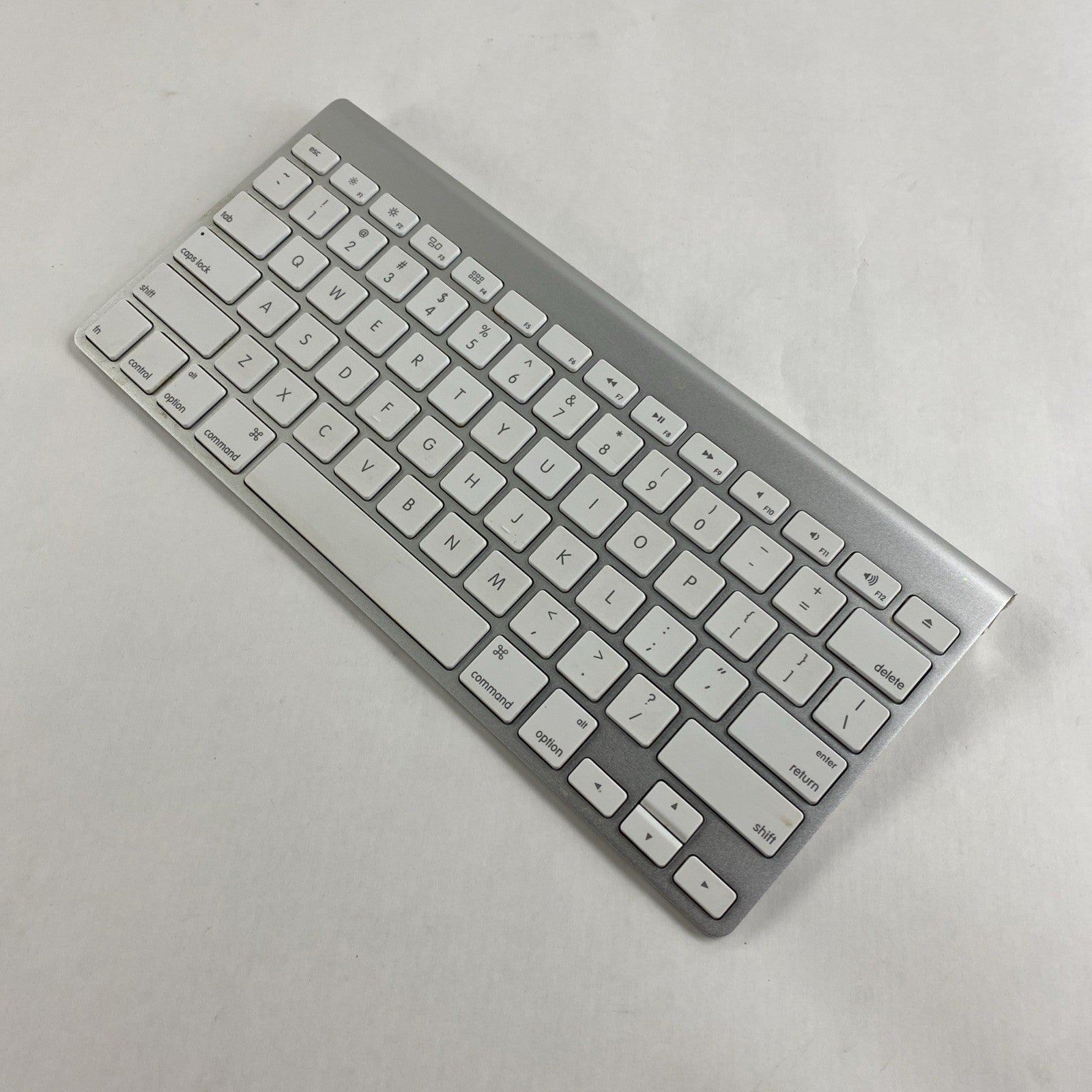 Apple A1314 Wireless Keyboard Power Tested No Mouse No Batteries6