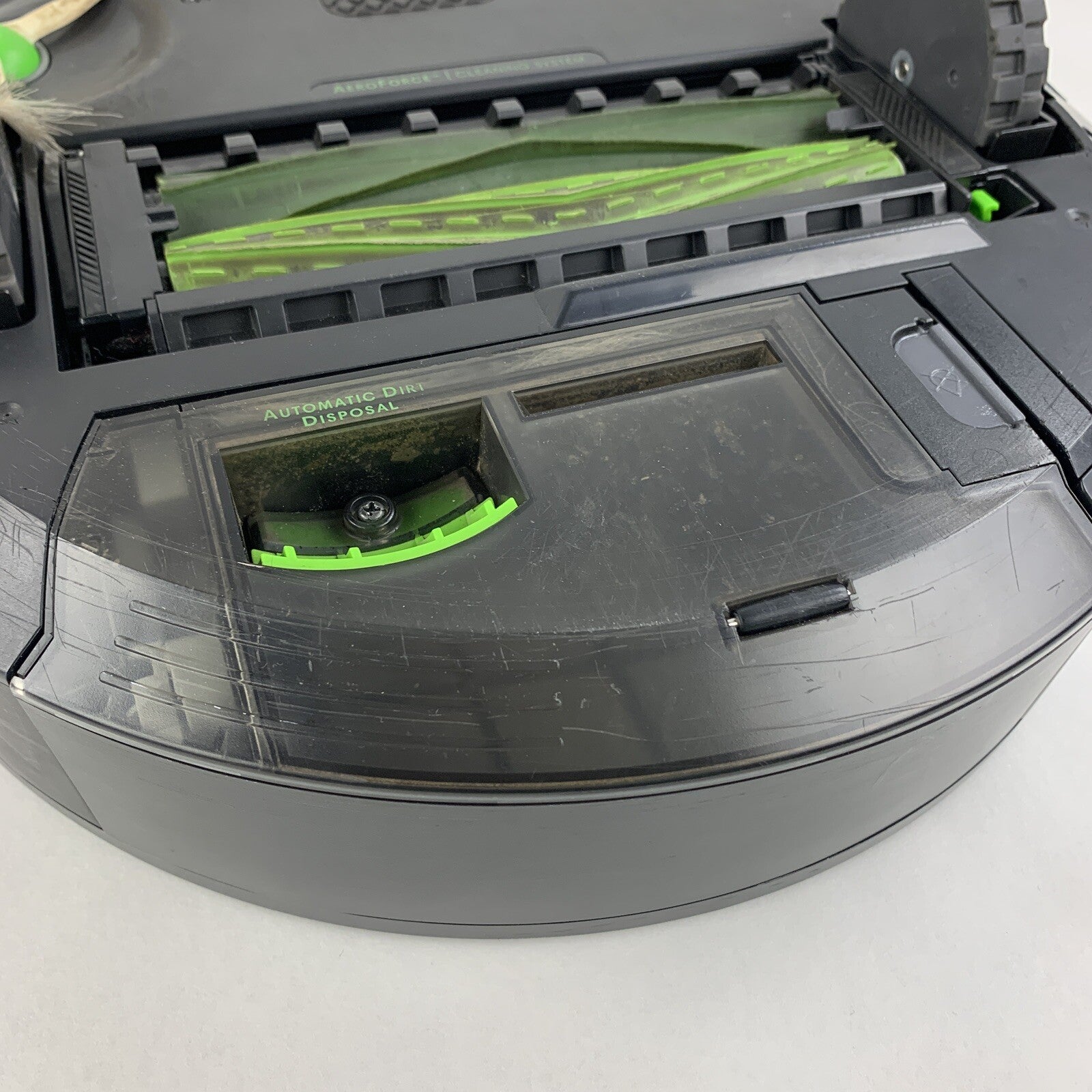 iRobot Roomba i1 Robot Vacuum Powers on For Parts and Repair