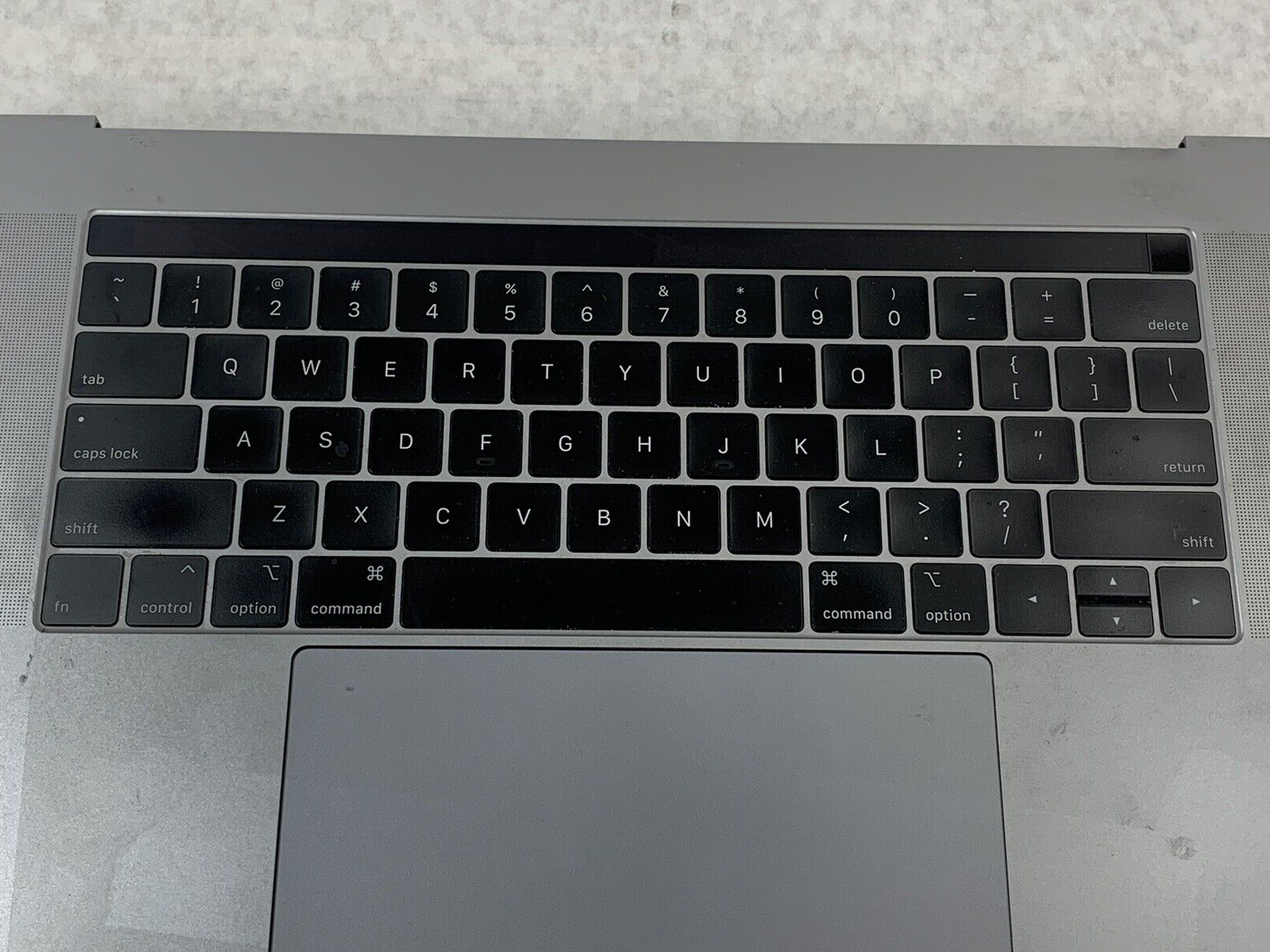 Apple Macbook Pro 15" A1990 Silver Top Palm Rest Trackpad Assembly