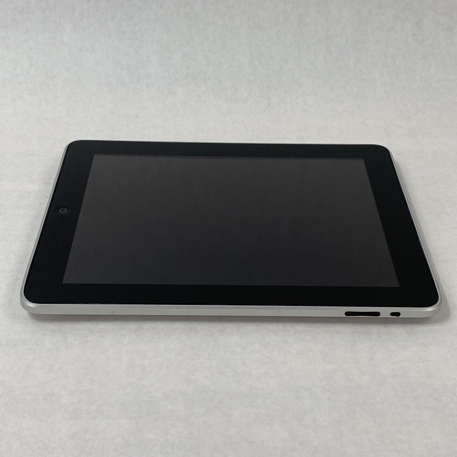 Apple iPad 1st Gen A1219 32GB 9.7" Wi-Fi Silver iOS 5.1.1
