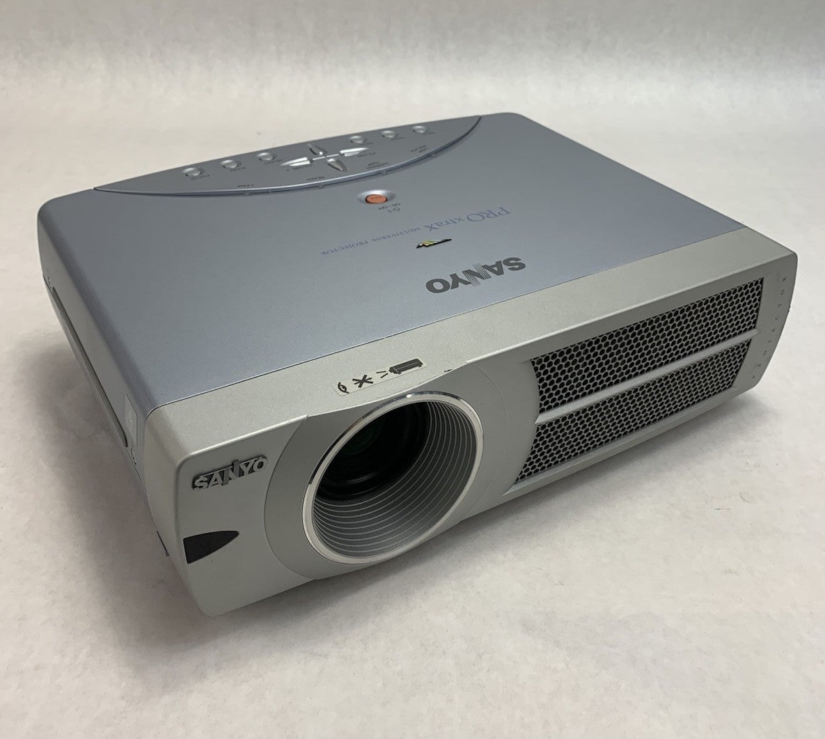 Sanyo PLC-XU37 PRO xtraX Multiverse Projector - No Remote0