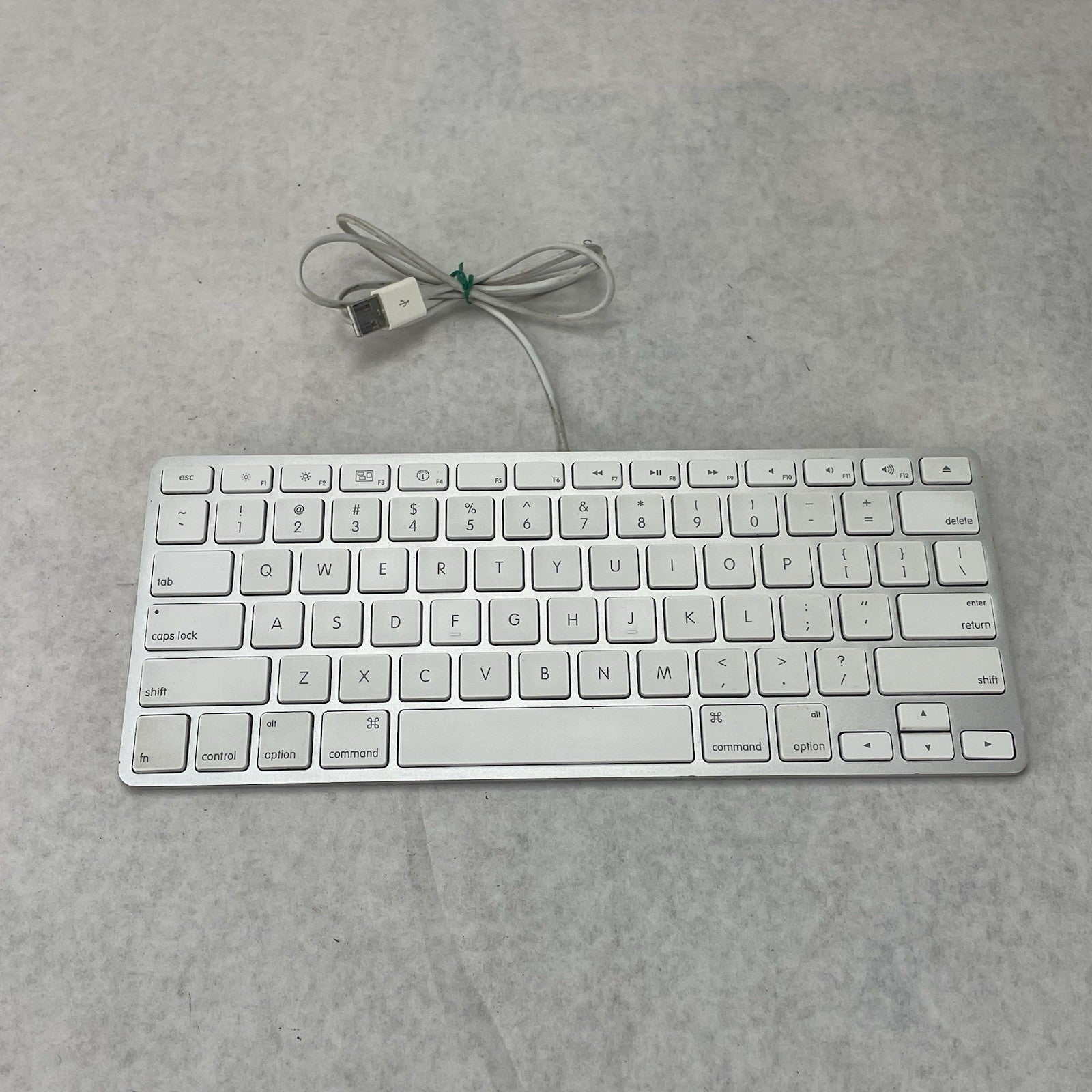 Apple A1242 Wired Keyboard English1