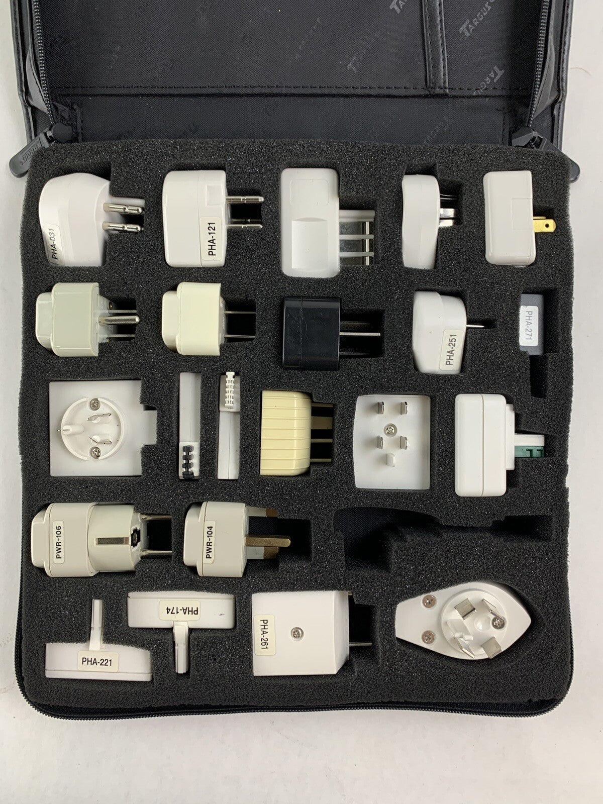 TARGUS PA031U Travel Connection Kit World Pack Power and Adapters - Missing One2