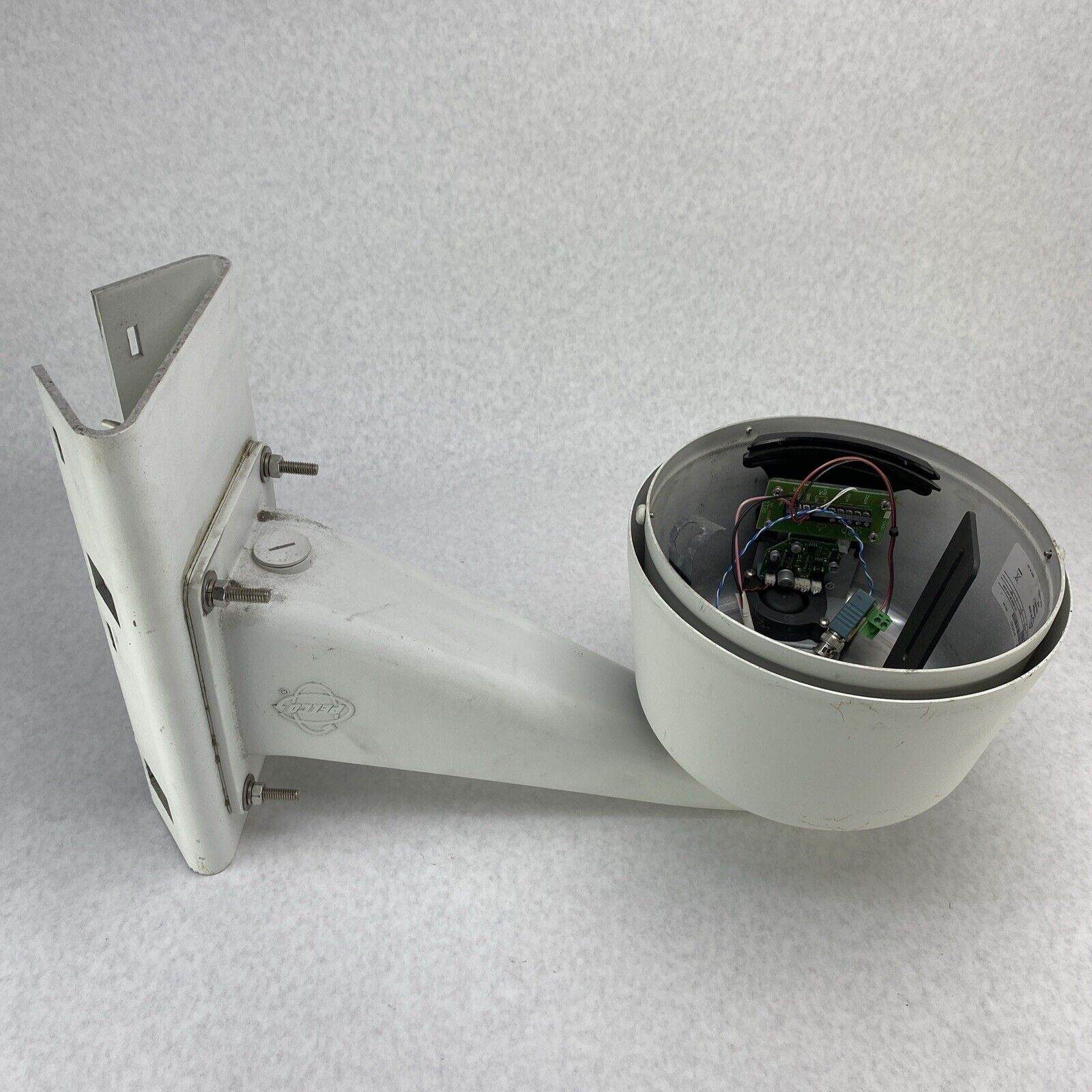Pelco DF5-PG-E1 Fixed Mount Outdoor Pendant No Camera w/ Wall Mount PA-402