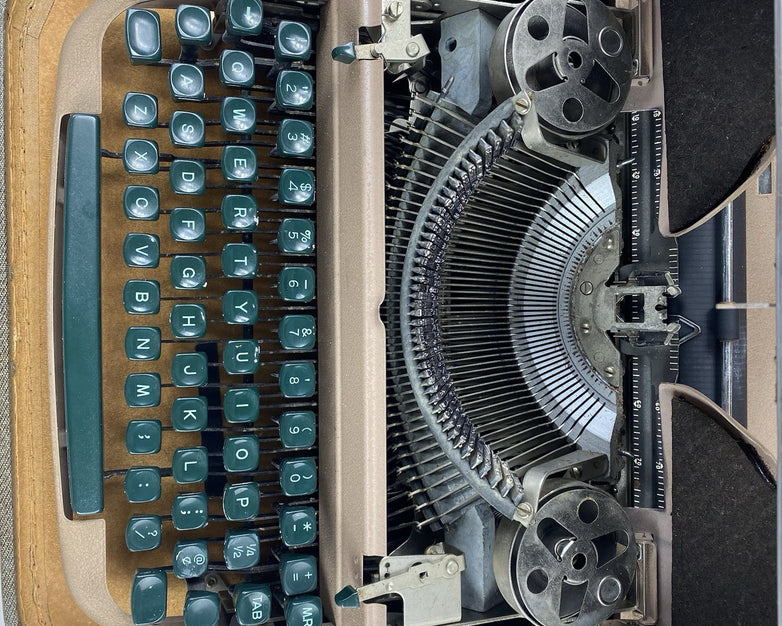 Remington Quiet Riter Miracle Tab Manual Typewriter with Case and Key Untested