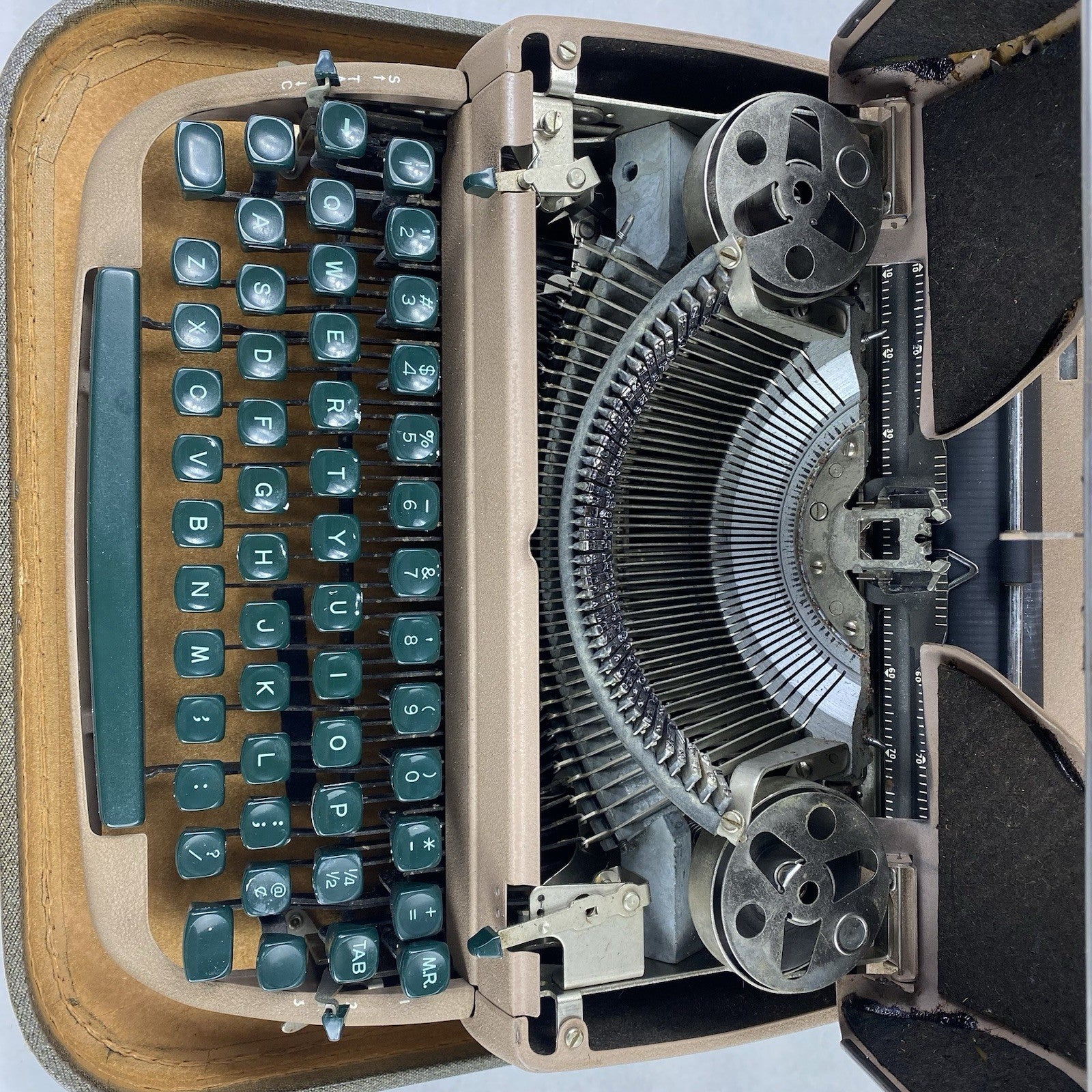 Remington Quiet Riter Miracle Tab Manual Typewriter with Case and Key Untested