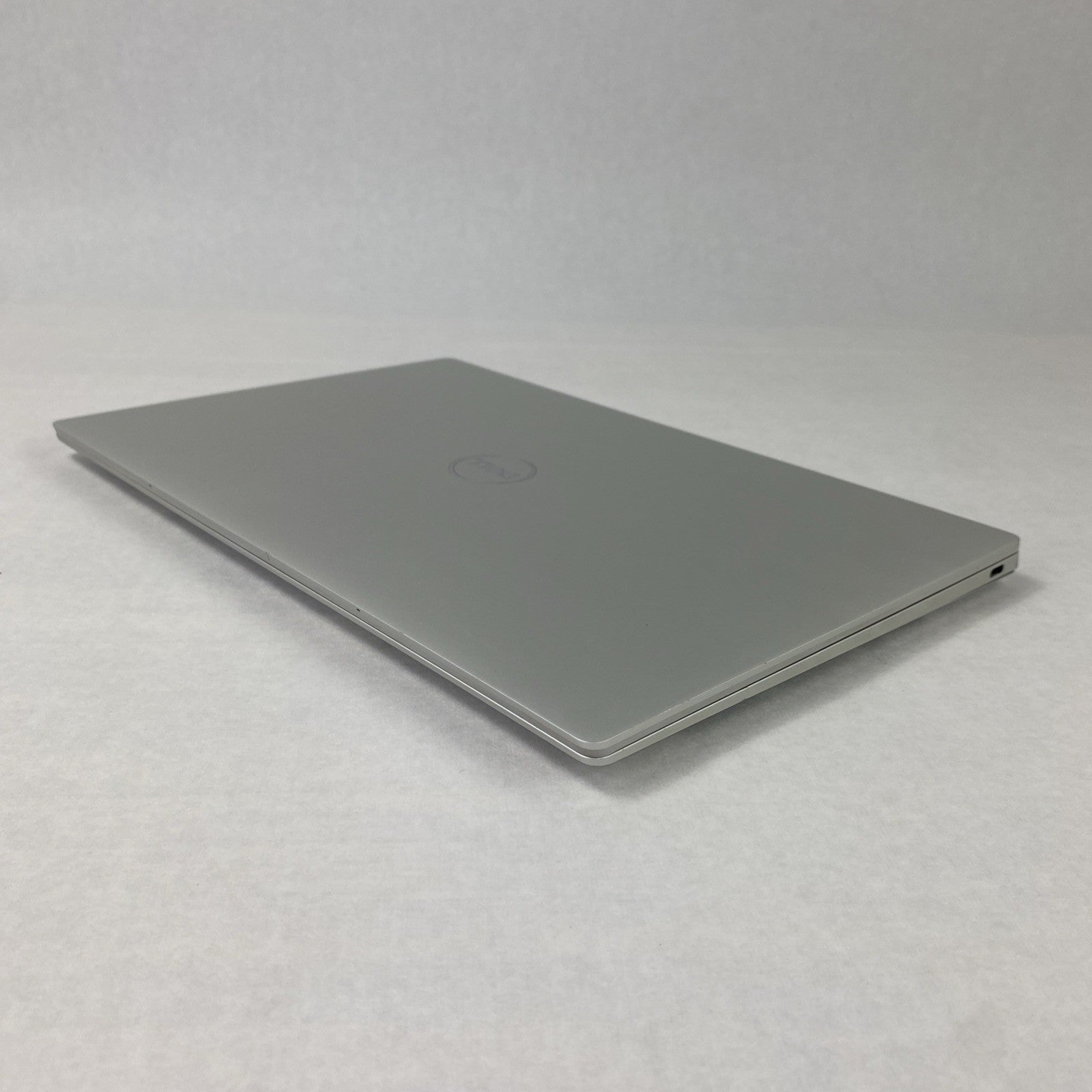 Dell XPS 9320 13.3" Touch i7-1260P 3.26 GHz 16 GB No HDD No OS