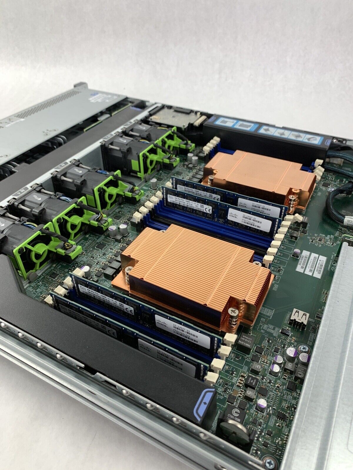 Cisco UCSC-C220-M3S V01 Xeon E5-2609 2.40 GHz  32 GB RAM No OS No HDD